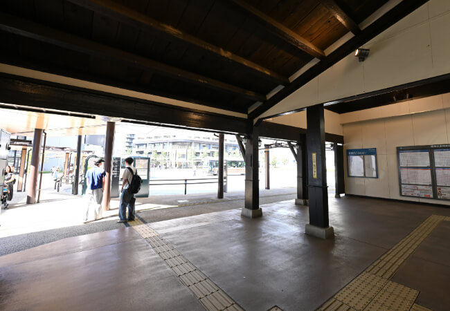 改札を出て「ここは北口です」の表示があるコンコースを抜け、正面のバスロータリーへ向かいます。