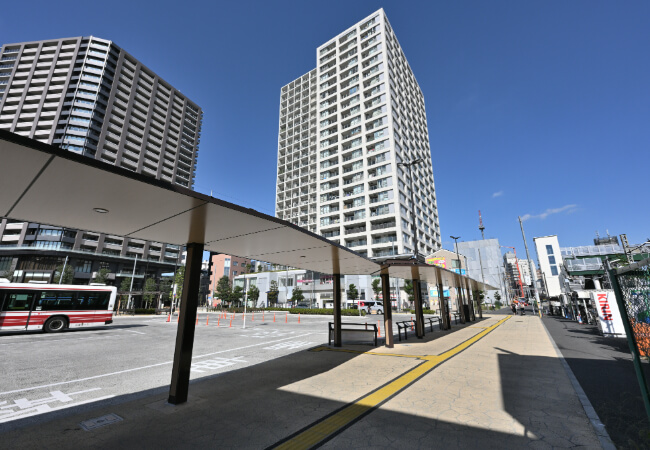 ロータリーに沿って、右手の屋根付き歩道をまっすぐ進みます。