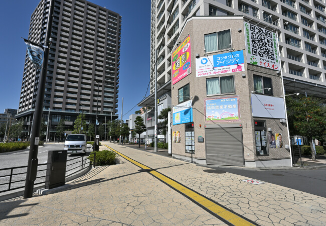 「アイシティ」「ナカヤマ薬局」の看板がある建物の前を、黄色い点字ブロックに沿って直進します。