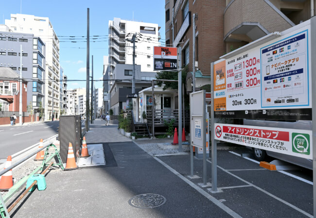 右手のコインパーキング「ナビパーク」の前を通り過ぎます。