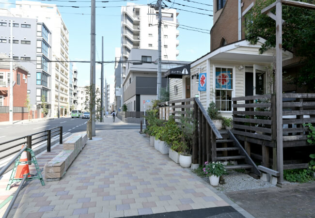 おにぎり屋「R2」の前を通り過ぎ、その先の小道を渡ります。