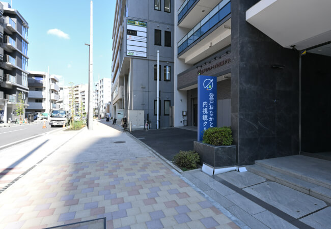 右手の青い看板が目印です。「登戸おなかと内視鏡クリニック」はユーフォリアの1階にあります。