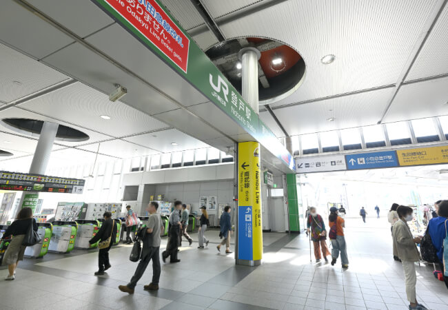 JR南武線の改札改札を出て「小田急登戸駅」の方向へ