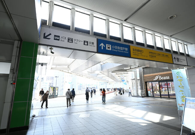 青い「小田急登戸駅↑」の案内板連絡通路を直進