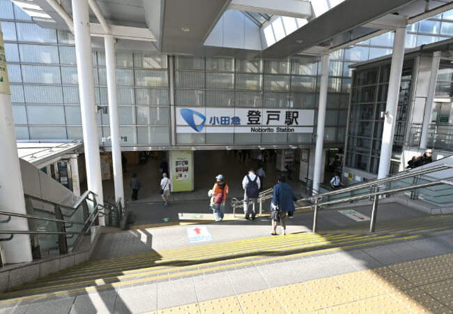 小田急登戸駅の入口と階段階段を下り、小田急の改札前を通り抜ける