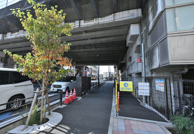 高架下の歩道駐輪場を右手に見ながら直進