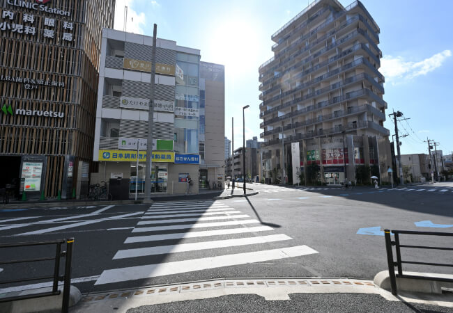 マルエツ・日本調剤前の横断歩道横断歩道を渡る