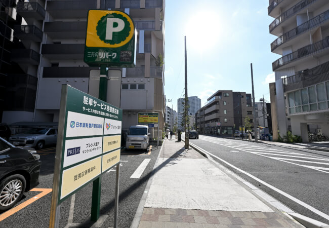 三井のリパーク左手に見ながら直進