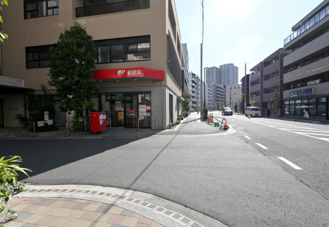 郵便局の角前を通り過ぎて直進