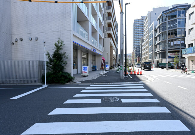 ローソン前の横断歩道横断歩道を渡り、さらに直進