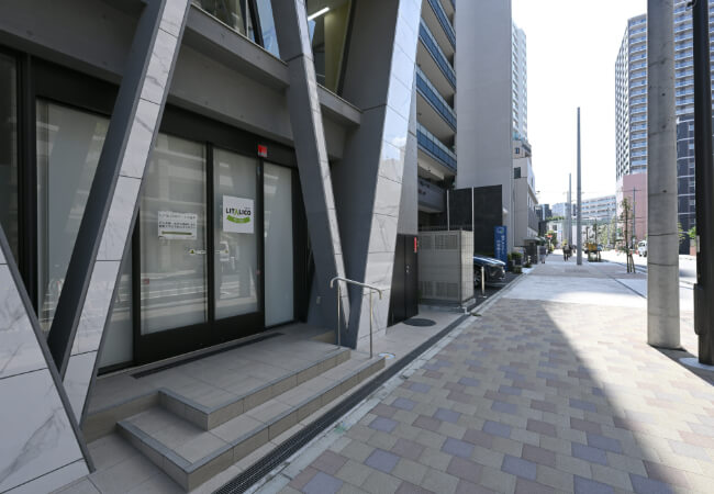 LITALICOワークス前を過ぎると、右手の先に青い看板が見える⑫クリニックの入口到着