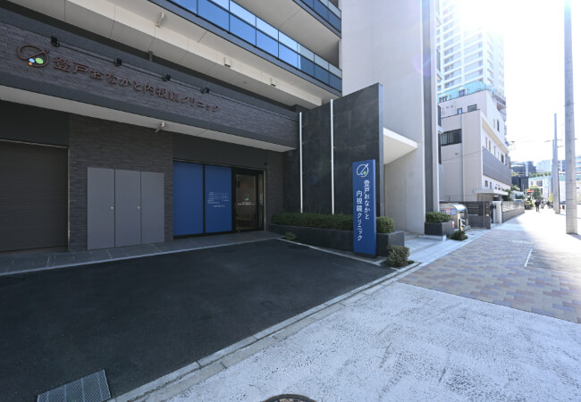 左手の青い看板が目印です。「登戸おなかと内視鏡クリニック」はユーフォリアの1階にあります。